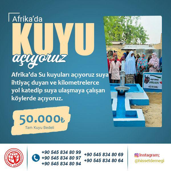 Afrika'da açılan su kuyusu başında köy halkı